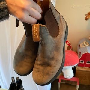 Clearly these have been worn but I don’t see any major flaws and clean home